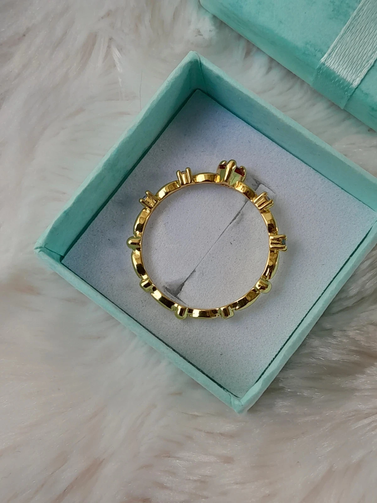 Anillo fino con corazón rojo y piedras, dorado, talla 60 – photo 4